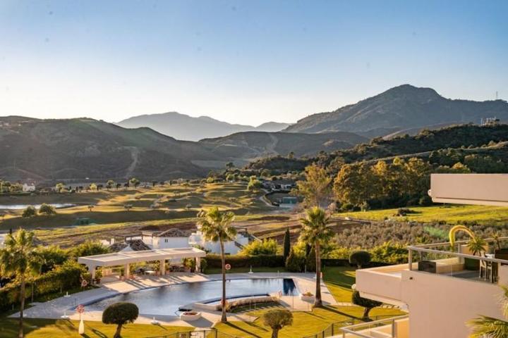 Aticos en venta en Benahavís, Los Arqueros-Puerto del Almendro photo 0