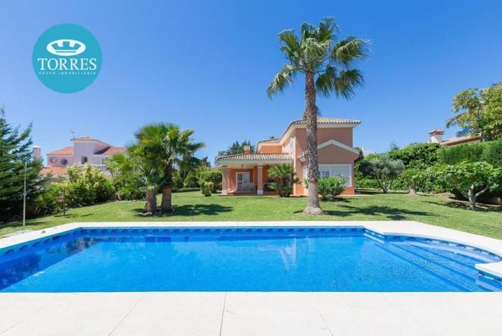 Chalet en venta en Estepona, Urb. Don Pedro photo 0
