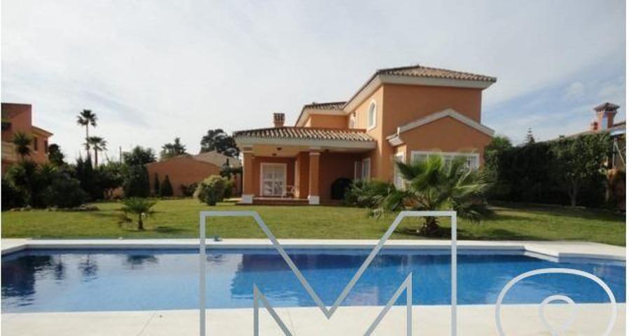 Chalet en venta en Estepona, Urb. don pedro photo 0