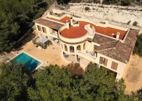 Chalet en venta en Calvia, Peguera photo 0