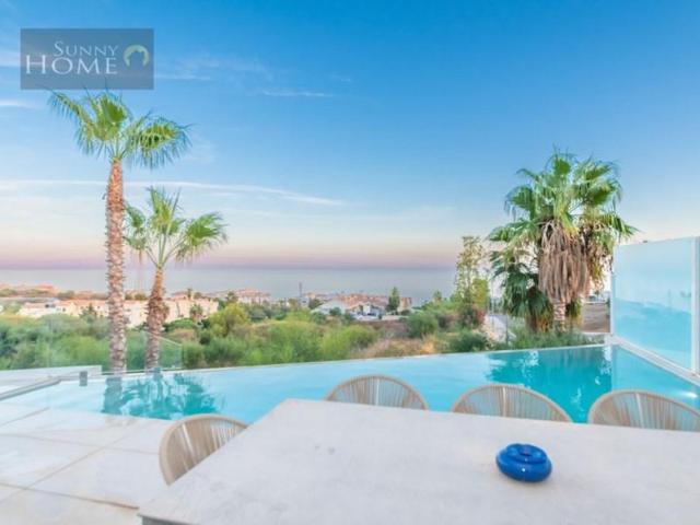 Chalet en venta en Benalmádena, Higuerón photo 0