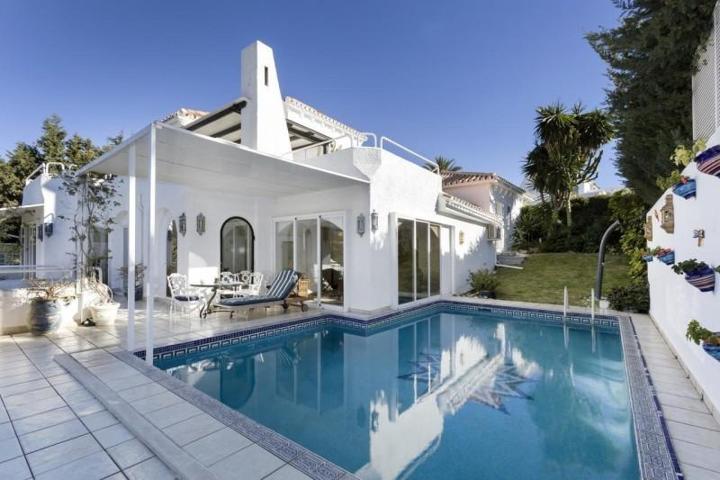Chalet en venta en Marbella, La Cerquilla photo 0
