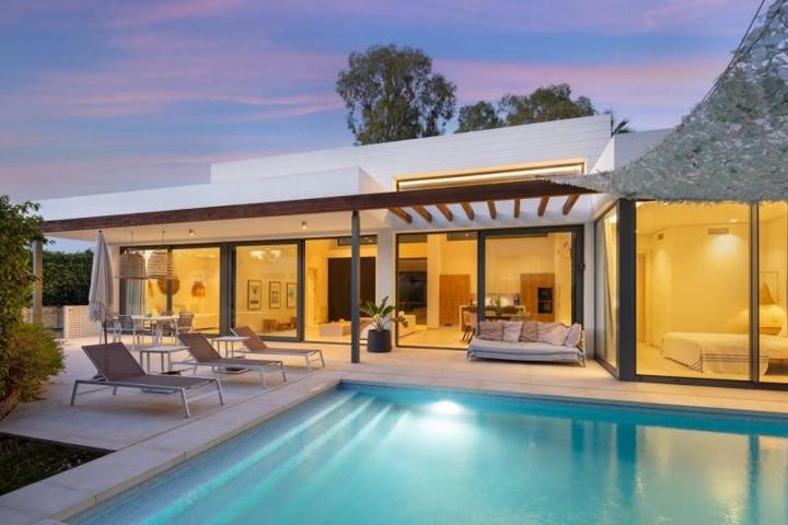 Chalet en venta en Estepona, Nueva Atalaya photo 0