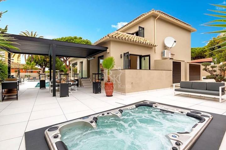 Chalet en venta en Marbella, Marbesa photo 0