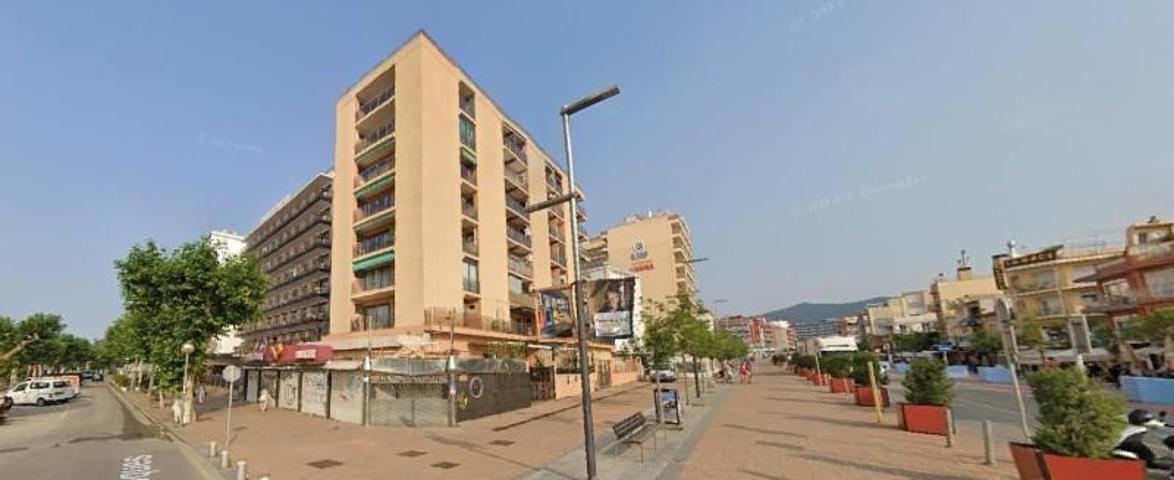 Local comercial en venta en Calella, TurÍstica photo 0