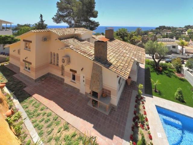 Chalet en venta en Blanes photo 0