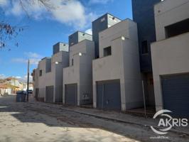 Adosada en venta en Quero photo 0