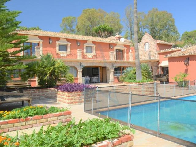 Chalet en venta en Marbella, Benahavis photo 0