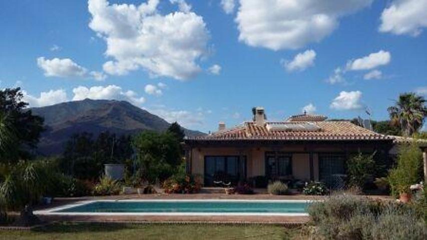 Casa con terreno en venta en Estepona, Valle Romano photo 0