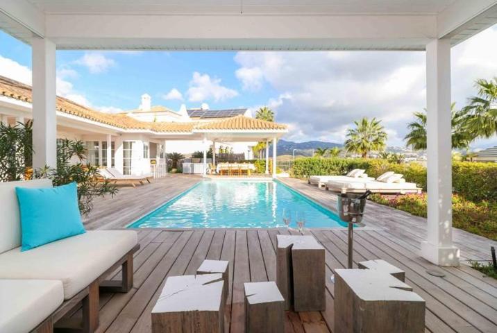 Chalet en venta en Estepona, Estepona East - Nueva Atalaya photo 0