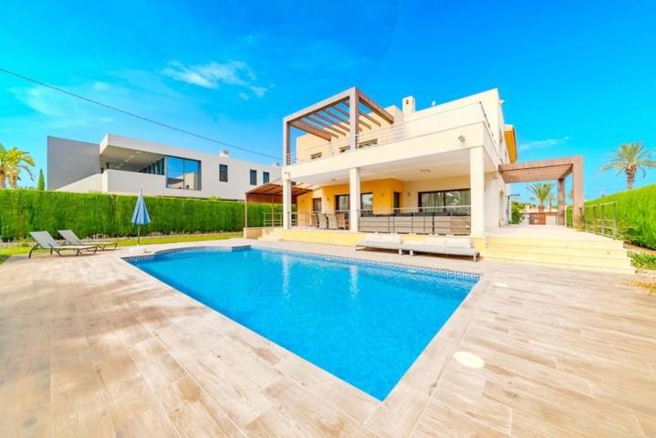 Chalet en venta en Orihuela, Cabo Roig photo 0