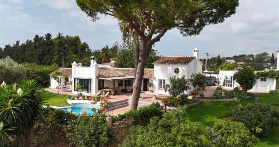 Chalet en venta en Marbella, Guadalmina Alta photo 0