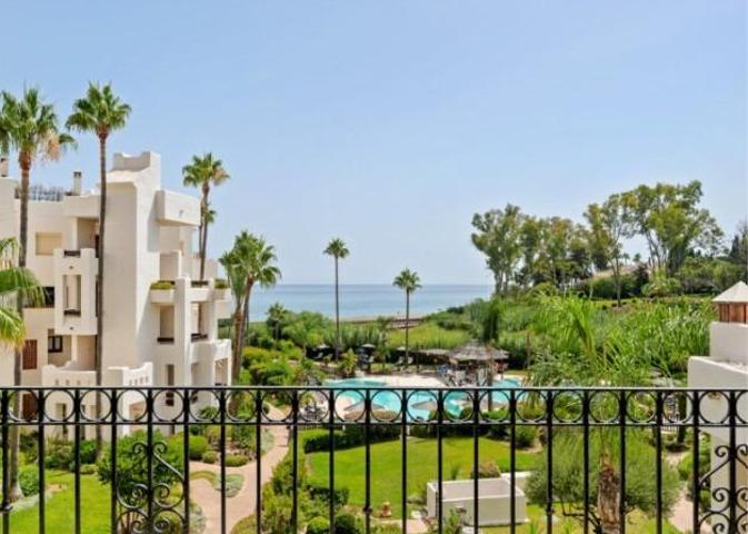 Apartamento en venta en Estepona, El Velerín photo 0