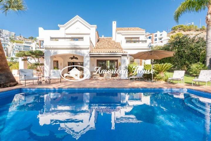 Chalet en venta en Marbella, Benahavis photo 0