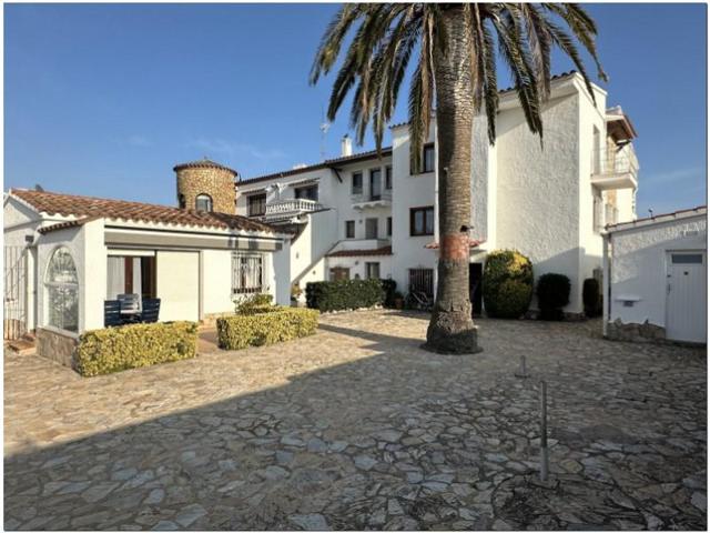 Apartamento en venta en Empuriabrava photo 0