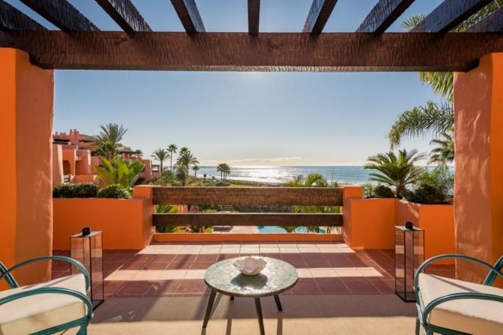 Apartamento en venta en Marbella, Los Monteros - Costa photo 0