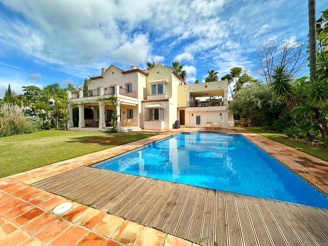 Chalet en venta en Benahavís, Los Arqueros-Puerto del Almendro photo 0