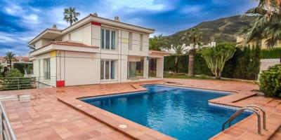 Chalet en venta en Alfaz del Pi, Albir photo 0