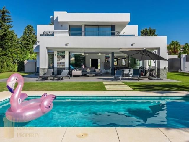 Chalet en venta en Estepona photo 0