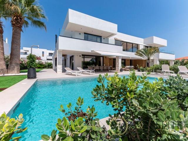 Chalet en venta en Alicante photo 0