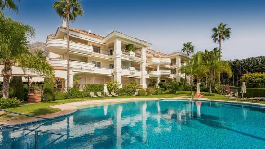 Apartamento en venta en Marbella, Altos Reales photo 0