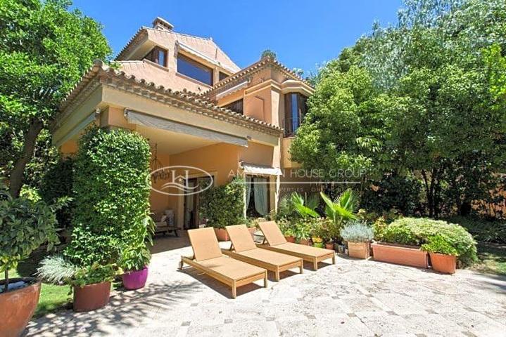 Chalet en venta en Marbella, Milla de Oro photo 0