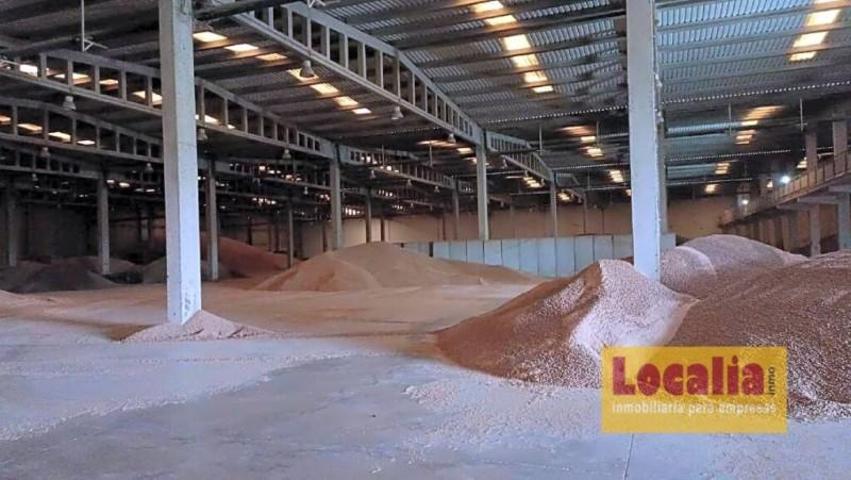 Nave industrial en venta en Utrera photo 0