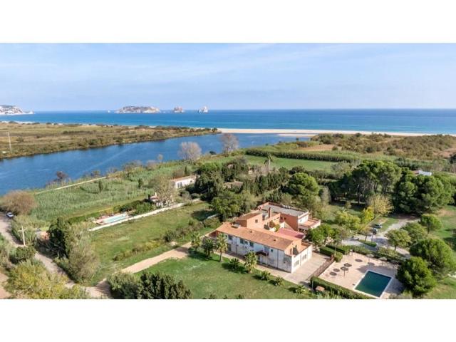 Local comercial en venta en Torroella de Montgrí photo 0