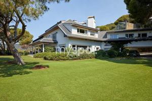 Chalet en venta en Cabrils, Can Tolrà photo 0