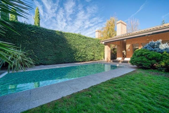 Chalet en venta en Pozuelo de Alarcón, La Finca photo 0