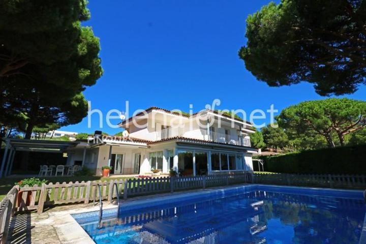 Casa en venta en Castell-Platja d'Aro, La Gavina photo 0