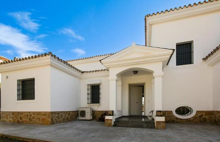 Chalet en venta en Marbella, Nueva Andalucia photo 0