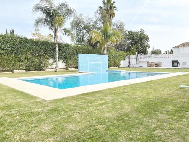 Chalet en venta en Marbella, El Capricho photo 0