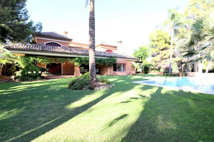 Chalet en venta en Marbella, Sierra Blanca photo 0