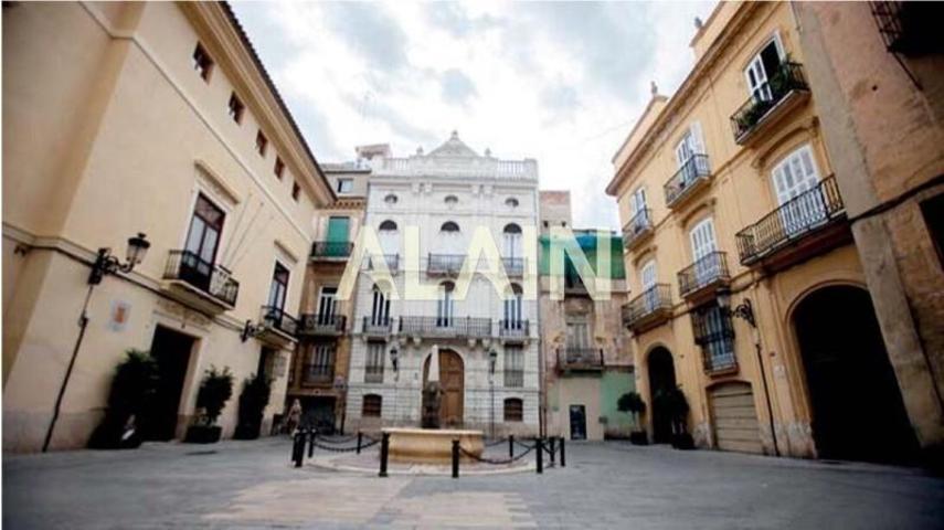 Edificio en venta en Valencia, El Mercat photo 0