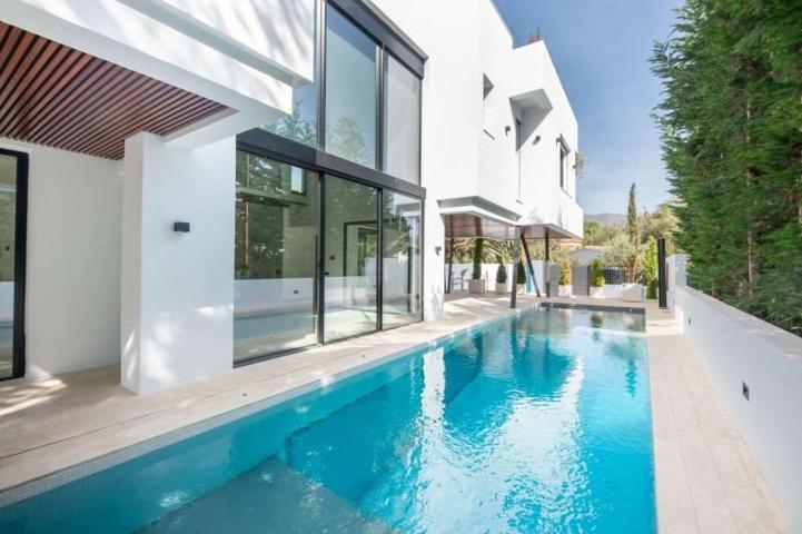 Chalet en venta en Marbella, Milla de oro photo 0