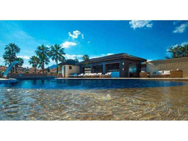 Chalet en venta en Marbella, Las Chapas photo 0