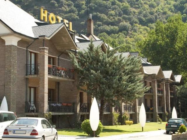 Edificio en venta en Rialp photo 0