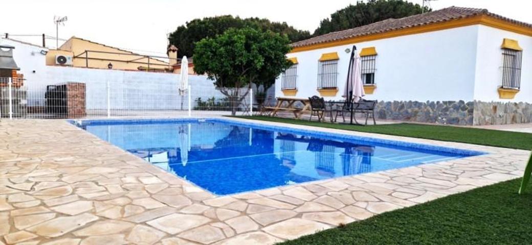 Chalet en alquiler en Chiclana de la Frontera, 2ª pista de La Barrosa photo 0