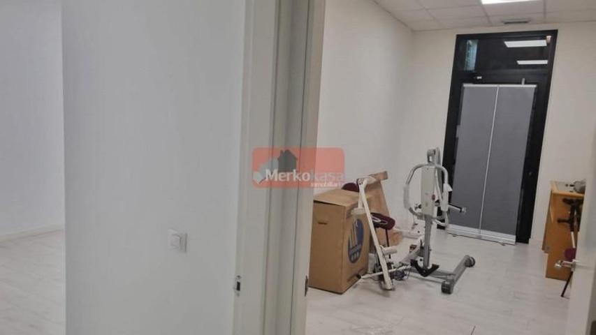 Local comercial en alquiler en Sarria, Sarria photo 0