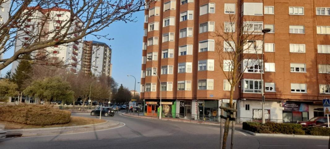 Local comercial en alquiler en Burgos, Gamonal photo 0