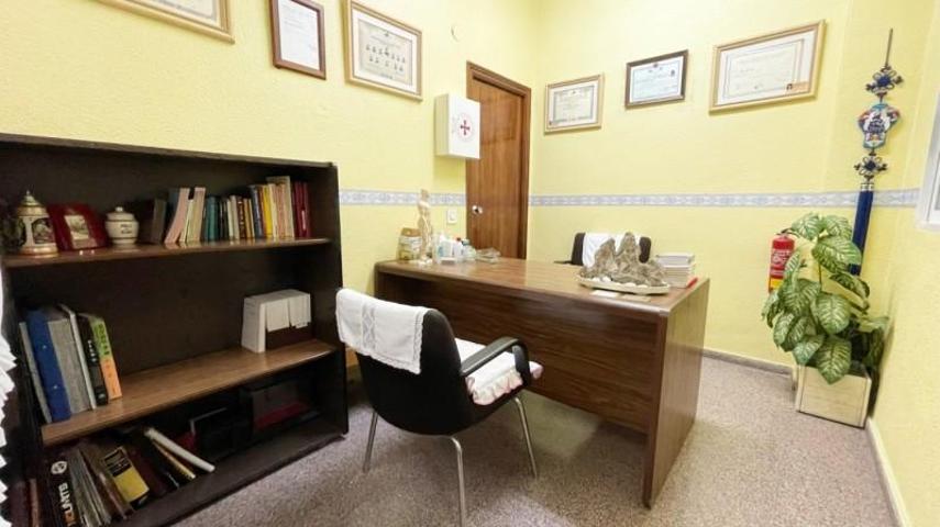 Local comercial en alquiler en Elda, Av. reina victoria photo 0