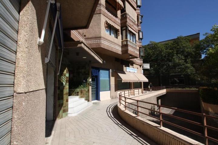 Local comercial en alquiler en Granada, Alhamar photo 0