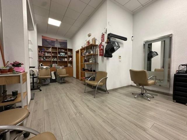 Local comercial en alquiler en Crevillent, SANTISIMA TRINIDAD photo 0