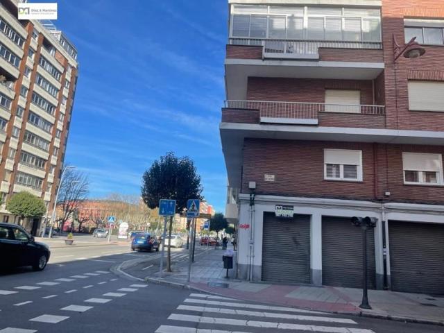 Local comercial en alquiler en León, La Chantría- La Lastra photo 0