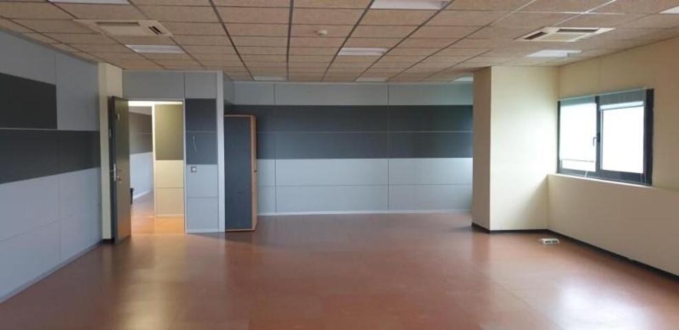 Oficina en alquiler en Llers photo 0