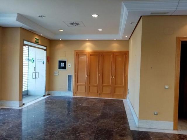 Local comercial en alquiler en Valladolid, Girón photo 0