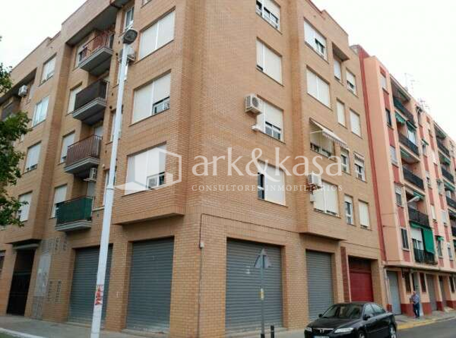 Local comercial en alquiler en Valencia, Foios photo 0