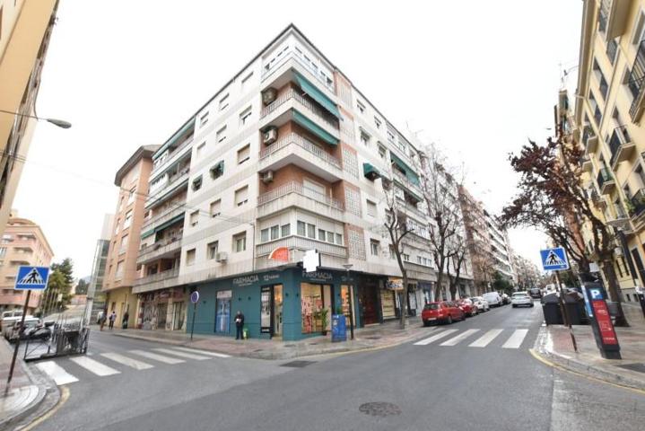 Local comercial en alquiler en Granada, Gran Capitán photo 0