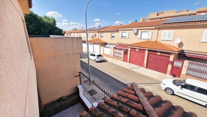 Adosada en alquiler en Badajoz, Barriada de Llera photo 0